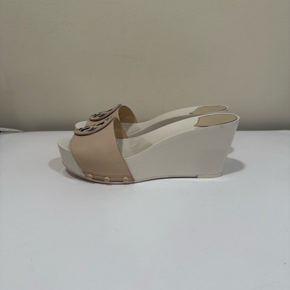 Tory Burch Cream and White 3-1/4” Wedge Sandals (sz 8.5) - Picture 3 of 8